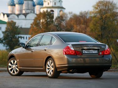 Infiniti M ثالثاً، سيدان — منظر خلفي أيمن