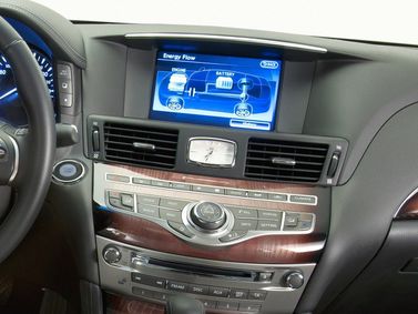 Infiniti M رابعاً، سيدان — شاشة نظام المعلومات والترفيه