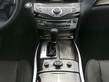 Infiniti M رابعاً، سيدان — الكونسول الوسطي
