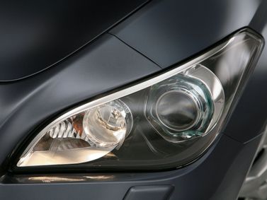 Infiniti M رابعاً، سيدان — المصباح الأمامي