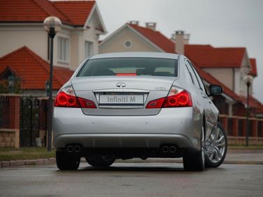 Infiniti M ثالثاً فيس ليفت، سيدان — منظر خلفي بزاوية ثلاثة أرباع