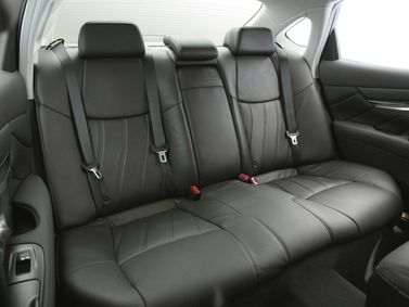 Infiniti M رابعاً، سيدان — المقاعد الخلفية