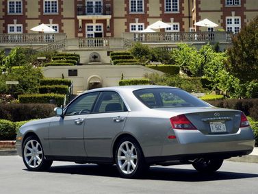 Infiniti M ثانياً، سيدان — منظر خلفي أيمن