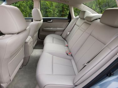Infiniti M ثالثاً فيس ليفت، سيدان — المقاعد الخلفية