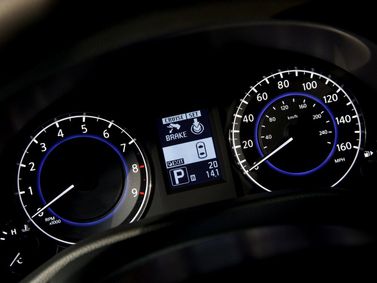 Infiniti M ثالثاً فيس ليفت، سيدان — لوحة العدادات