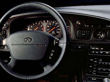 Infiniti Q I، سيدان — لوحة القيادة