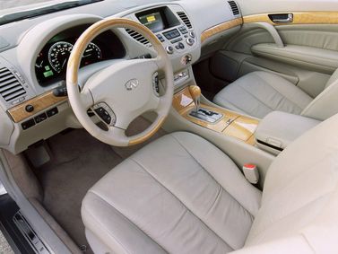 Infiniti Q ثالثاً، سيدان — منطقة السائق