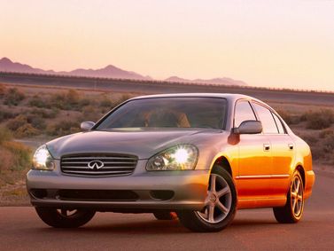 Infiniti Q ثالثاً، سيدان — منظر أمامي أيمن
