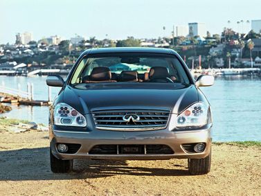Infiniti Q ثالثاً فيس ليفت، سيدان — منظر أمامي