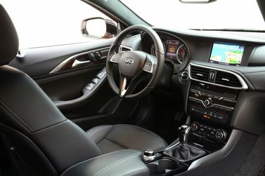 Infiniti Q30، هاتشباك 5 أبواب — منطقة السائق