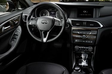 Infiniti Q30، هاتشباك 5 أبواب — منطقة السائق