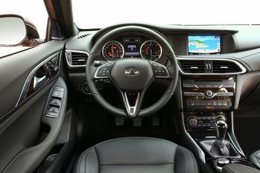 Infiniti Q30، هاتشباك 5 أبواب — منطقة السائق