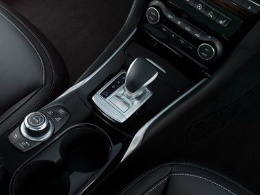 Infiniti Q30، هاتشباك 5 أبواب — الكونسول الوسطي
