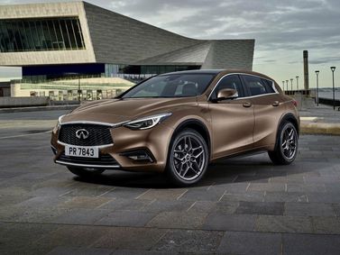 Infiniti Q30، هاتشباك 5 أبواب — منظر أمامي أيمن