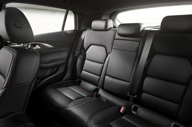 Infiniti Q30، هاتشباك 5 أبواب — المقاعد الخلفية