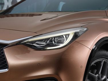 Infiniti Q30، هاتشباك 5 أبواب — المصباح الأمامي