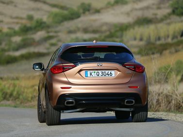 Infiniti Q30، هاتشباك 5 أبواب — منظر خلفي