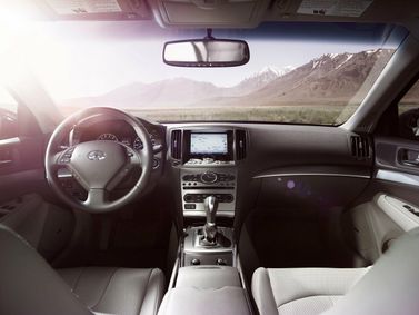 Infiniti Q40، سيدان — لوحة القيادة