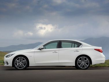 Infiniti Q50 I، سيدان — منظر من الجانب الأيسر
