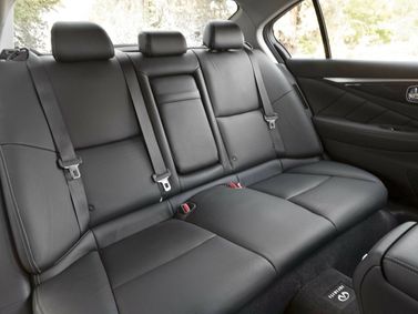 Infiniti Q50 I، سيدان — المقاعد الخلفية