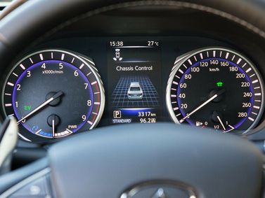Infiniti Q50 I، سيدان — لوحة العدادات
