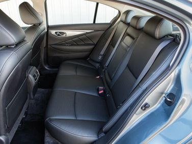 Infiniti Q50 I، سيدان — المقاعد الخلفية
