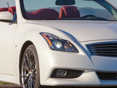Infiniti Q60 I، قابلة للتحويل — منظر أمامي أيسر