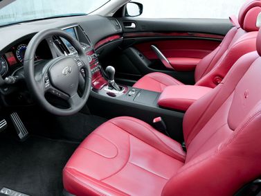 Infiniti Q60 I، قابلة للتحويل — منطقة السائق