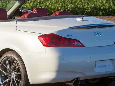 Infiniti Q60 I، قابلة للتحويل — منظر خلفي أيسر