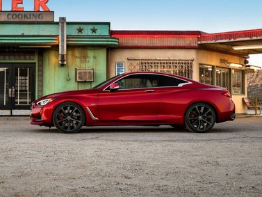 Infiniti Q60 ثانياً، كوبيه — منظر من الجانب الأيسر