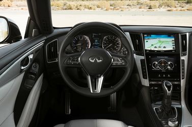 Infiniti Q60 ثانياً، كوبيه — منطقة السائق