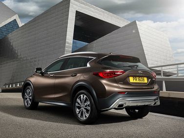Infiniti QX30، دفع رباعي 5 أبواب — منظر خلفي أيمن