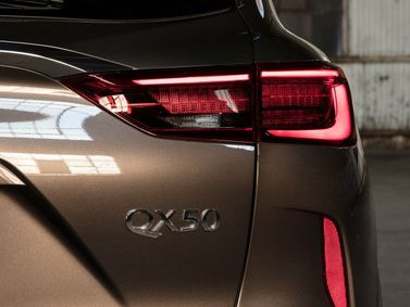 Infiniti QX50 ثانياً، دفع رباعي 5 أبواب — الجزء الخلفي من السيارة عن قرب