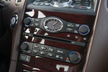 Infiniti QX50 أنا فيس ليفت، دفع رباعي 5 أبواب — الكونسول الوسطي