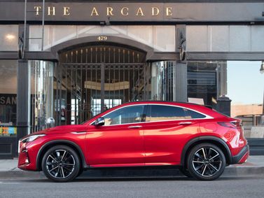 Infiniti QX55، دفع رباعي 5 أبواب — منظر من الجانب الأيمن
