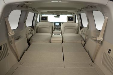 Infiniti QX56 ثانياً، دفع رباعي 5 أبواب — حجرة الأمتعة