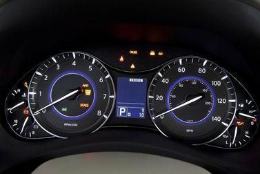 Infiniti QX56 ثانياً، دفع رباعي 5 أبواب — لوحة العدادات