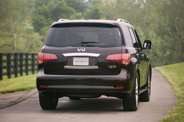 Infiniti QX56 ثانياً، دفع رباعي 5 أبواب — منظر خلفي