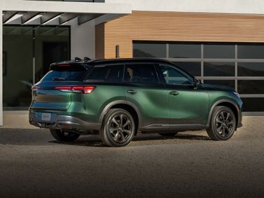 Infiniti QX60 فيس ليفت الثاني، دفع رباعي 5 أبواب — منظر خلفي بزاوية ثلاثة أرباع