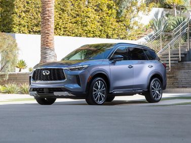Infiniti QX60 ثانياً، دفع رباعي 5 أبواب — منظر أمامي بزاوية ثلاثة أرباع