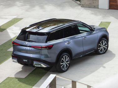 Infiniti QX60 ثانياً، دفع رباعي 5 أبواب — منظر خلفي بزاوية ثلاثة أرباع