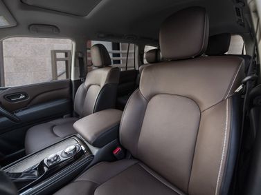 Infiniti QX80 I (Z62) Рестайлинг 3, Внедорожник 5 дв. — передние сиденья