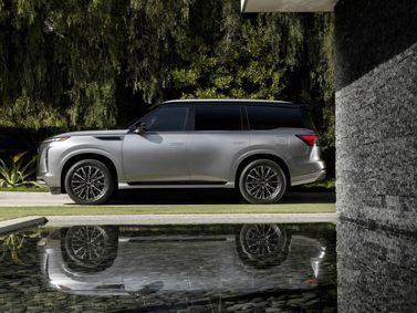 Infiniti QX80 II (Z63), Внедорожник 5 дв. — вид справа