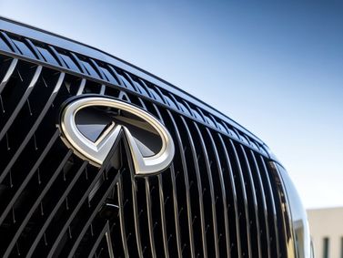 Infiniti QX80 II (Z63), Внедорожник 5 дв. — решётка радиатора
