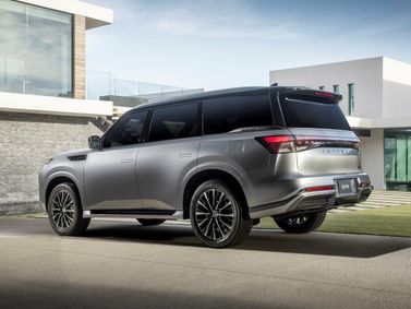 Infiniti QX80 II (Z63), Внедорожник 5 дв. — вид сзади в три четверти