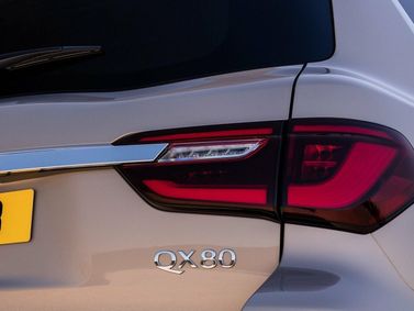 Infiniti QX80 I (Z62) Рестайлинг 2, Внедорожник 5 дв. — задняя часть автомобиля крупным планом