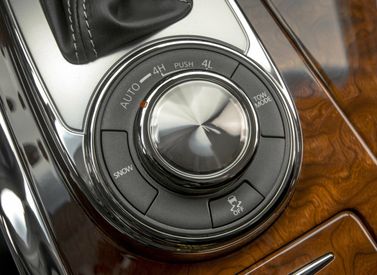 Infiniti QX80 I (Z62) Рестайлинг, Внедорожник 5 дв. — центральная консоль