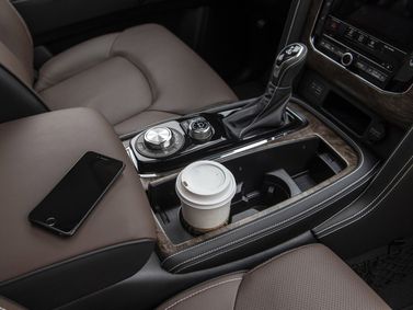 Infiniti QX80 I (Z62) Рестайлинг 3, Внедорожник 5 дв. — центральная консоль