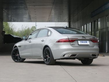 Jaguar XF II Рестайлинг, Седан L — вид сзади в три четверти