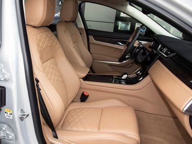 Jaguar XF II Рестайлинг, Седан L — передние сиденья
